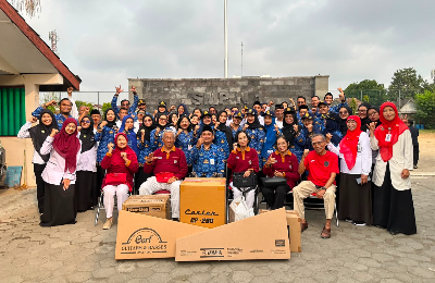 ALUMNI SMPN 1 YOGYAKARTA ANGKATAN 1964 HADIAHKAN SEPERANGKAT ALAT MUSIK UNTUK MENDUKUNG KEGIATAN SISWA